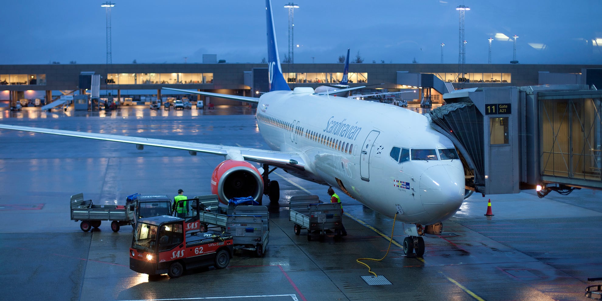 SAS-fly ved gate på Gardermoen i skumring